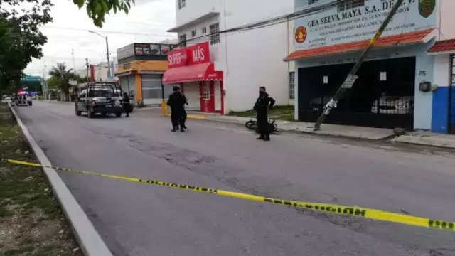 El presunto asaltante murió luego de ser embestido por una camioneta sobre la avenida Kabah en Cancún
