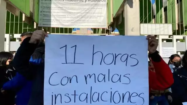 Estudiantes de Toluca se manifiestan en la Normal 1