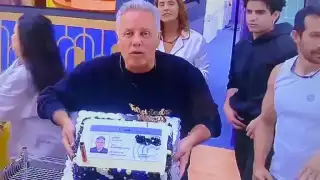 Alexis Ayala cumple 60 años y  lo celebra con pastel del INAPAM en  LCDLF 