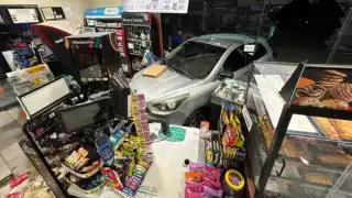 Confunde palancas y se estrella: Conductora   deja daños al atravesar ventanal de una tienda en Playa del Carmen     
