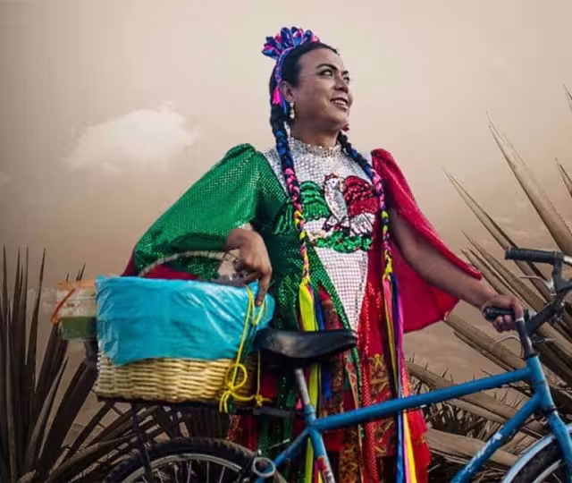 Lady Tacos de Canasta, con su tradicional bicicleta