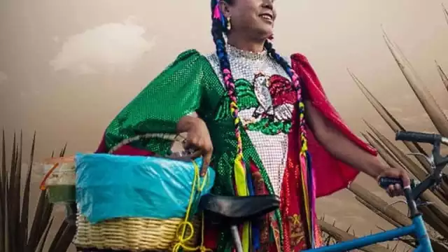 Lady Tacos de Canasta, con su tradicional bicicleta