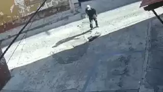 Hombre arrastra a perrito muerto por calles de Pachuca