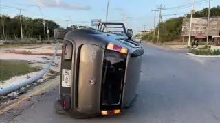 Por ir a exceso de velocidad se volcó en la Avenida Huayacán