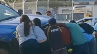 Rescatan a  motociclista tras quedar prensado debajo de una camioneta en  Chetumal