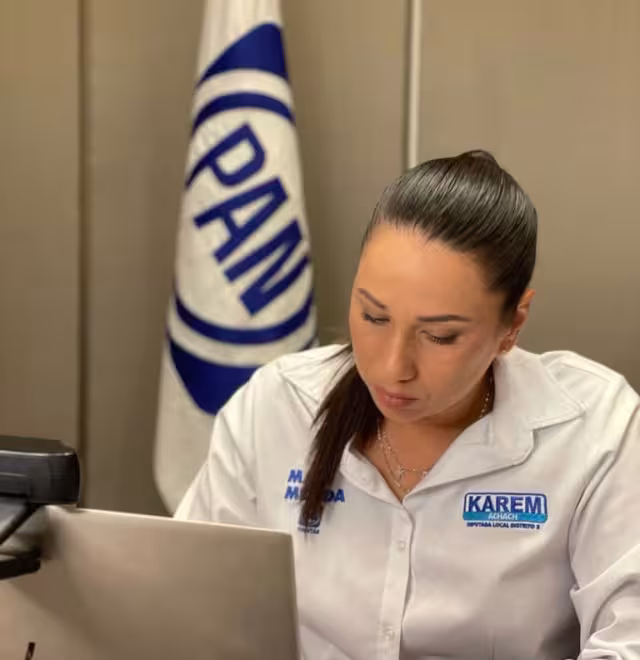 Karem Achach en su intervención en el debate de candidaturas organizado por el IEPAC