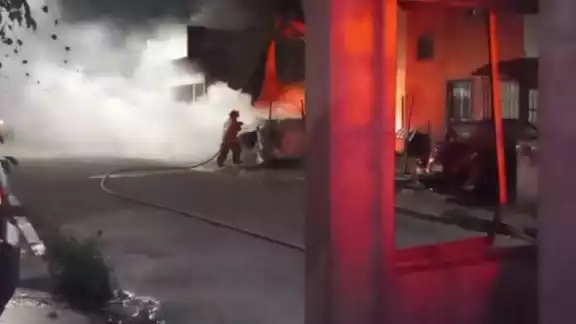 El fuego que consumió la unidad fue sofocado por elementos de Bomberos de Tulum en Puerto Aventuras