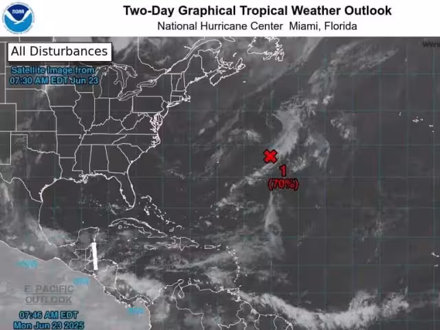 zona de baja presión se localiza a unos 3,470 kilómetros al este-noreste de las costas de Quintana Roo