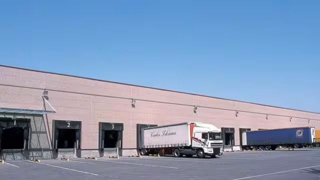 Una bodega en Colima fue robada por 12 sujetos que robaron 20 contenedores de oro, plata, zinc y televisores