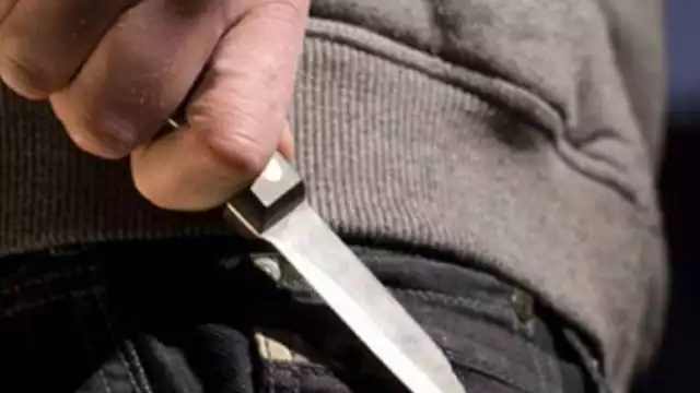 El hombre entró a la casa de su vecino y lo acuchilló sin motivo aparente