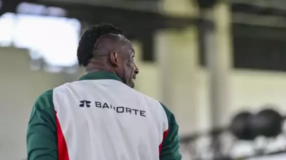Julián Quiñones ya ha vestido el color de la Selección Mexicana, pues ha sido invitado a entrenar con ella Julián Quiñones ya ha vestido el color de la Selección Mexicana, pues ha sido invitado a entrenar con ella