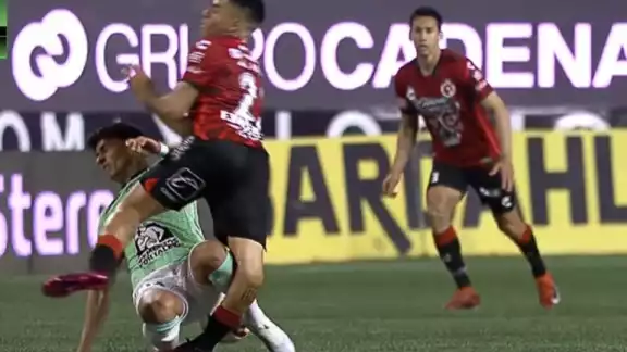 Carlos Valenzuela, futbolista de Xolos, sufrió una escalofriante lesión en el partido contra León disputado en el Estadio Caliente. Carlos Valenzuela, futbolista de Xolos, sufrió una escalofriante lesión en el partido contra León disputado en el Estadio Caliente.