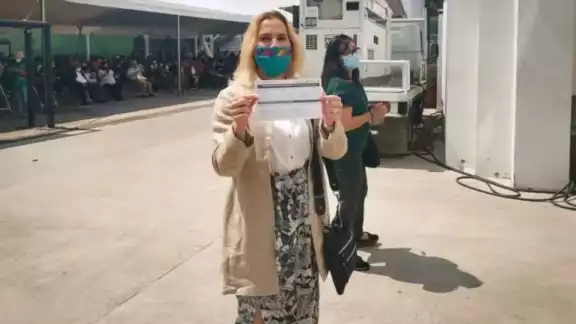 La escritora compartió su felicidad en redes sociales