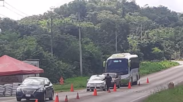 Se extravía un niño luego de intentar alcanzar a su mamá, quien salió a comprar