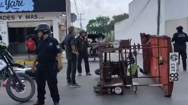 Paramédicos y autoridades acudieron al lugar del incidente para atender a los conductores