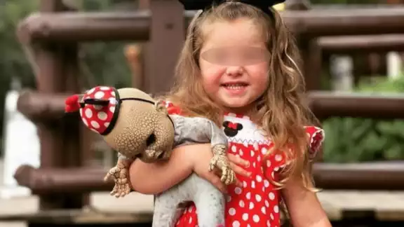 La madre de dos niñas ha compartido imágenes y videos de Briar con su juguete en distintos lugares