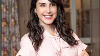 Irán Castillo se deja ver por primera vez junto a su bebé
