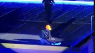 Bad Bunny sufre caída en "la casita" durante primer concierto en la CDMX