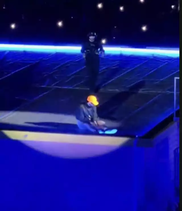 El momento del resbalón en el primer concierto en la CDMX