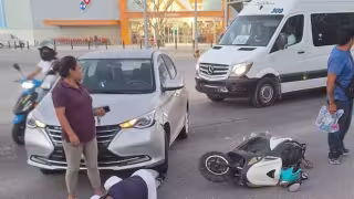 Accidente entre un auto y motociclista moviliza a cuerpos de emergencia en Cancún