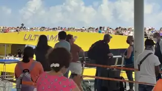 El ferry lució lleno de personas para realizar su ruta marítima