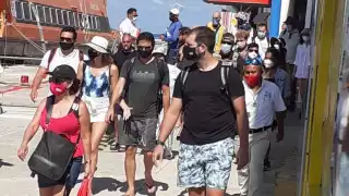 La terminal marítima de la isla lució con aforo de gente