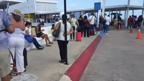 dejan a 300 pasajeros varados en el muelle de Cozumel dejan a 300 pasajeros varados en el muelle de Cozumel