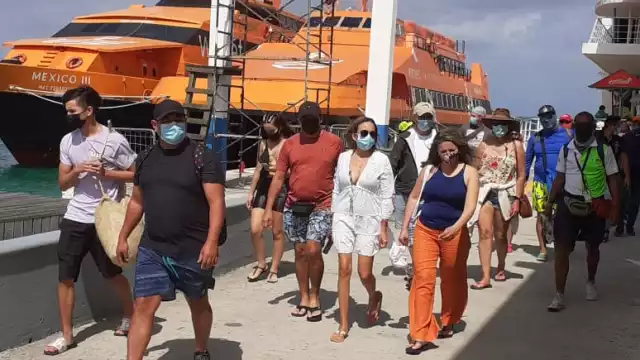 Turistas llenan la terminal marítima de Playa del Carmen