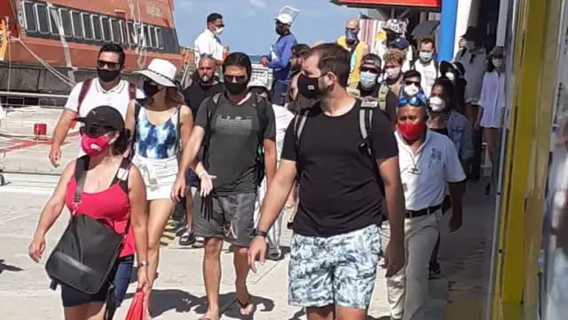 La terminal marítima de la isla lució con aforo de gente