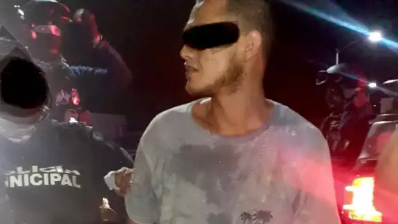 El infractor presentaba dos heridas de bala: una en el glúteo y otra en la pierna, por lo que fue trasladado al Hospital General de Playa del Carmen El infractor presentaba dos heridas de bala: una en el glúteo y otra en la pierna, por lo que fue trasladado al Hospital General de Playa del Carmen