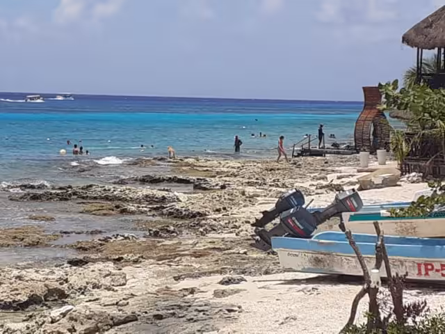 Al no tener acceso a las playas del norte y sur de Cozumel, los bañistas acuden a la zona oriente de la isla para disfrutar del mar