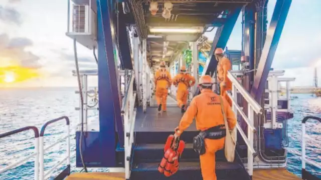 El cadáver seguía en la plataforma, por lo que se esperaba que fuera retirado con rumbo a tierra firme