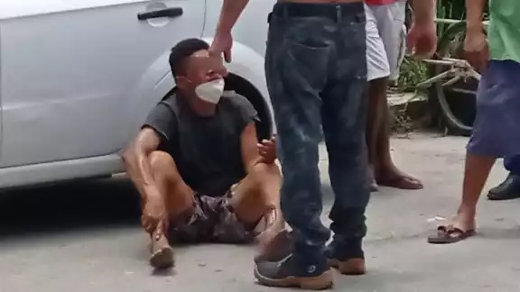 El hombre fue retenido por los vecinos del ejido en espera de que elementos policiacos de Playa del Carmen llegaran al lugar El hombre fue retenido por los vecinos del ejido en espera de que elementos policiacos de Playa del Carmen llegaran al lugar