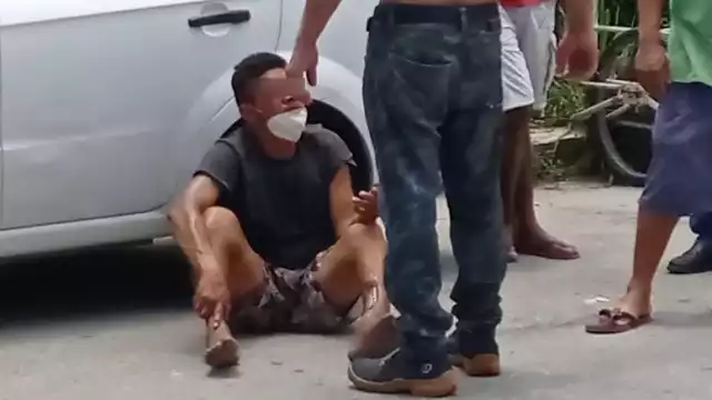 El hombre fue retenido por los vecinos del ejido en espera de que elementos policiacos de Playa del Carmen llegaran al lugar