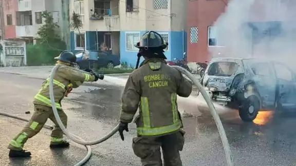 Los vulcanos de inmediato procedieron a sofocar las llamas Los vulcanos de inmediato procedieron a sofocar las llamas