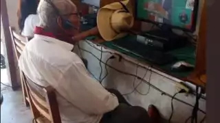 Adulto mayor acudió a un ciber sólo para ver la mañanera del presidente. Usuarios piden comprarle un televisor