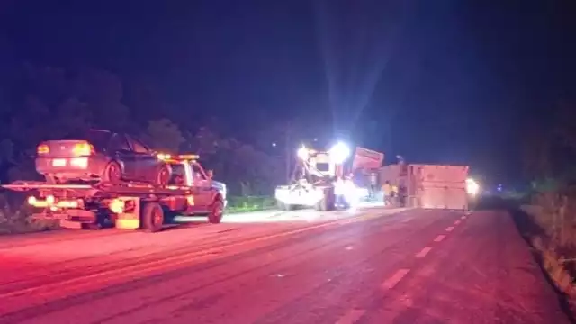 El tráiler bloqueó un carril de la vía Carrillo Puerto-Andrés Quintana Roo, por lo que fue requerida una grúa para ser retirado de la zona