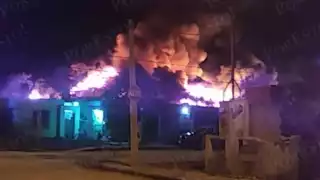 El incendio se ha propagado por otras bodegas. Foto: Por Esto!