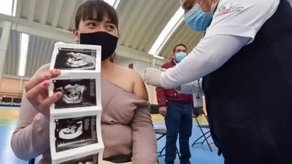 Algunas mujeres embarazadas temen vacunarse contra el COVID debido a las supuestas reacciones que tienen, indicó un especialista