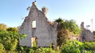 En torno a las ruinas de la iglesia y los cerros, no cesan las historias sobre tesoros encontrados hace 50 años, eventos que nadie ha podido comprobar