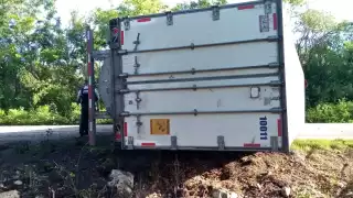 El camión quedó atravesado sobre la carretera, por lo que el tránsito se vio detenido por unos minutos