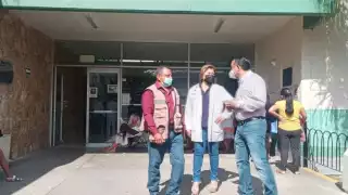 Mientras esperan, los ciudadanos se encuentran bajo los fuertes rayos del sol