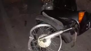 Mujer termina con heridas fuertes tras derrapar su motocicleta en Cozumel