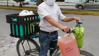 Don Felipe se gana la vida vendiendo productos en su bicicleta