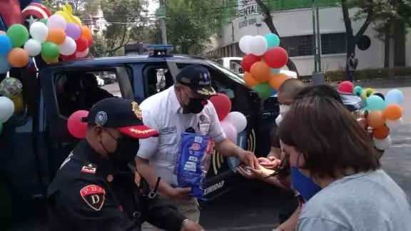 Policías capitalinos regalando dulces