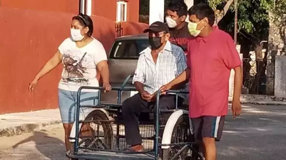 Algunos abuelitos fueron llevados en triciclos para recibir la vacuna contra el COVID-19
Algunos abuelitos fueron llevados en triciclos para recibir la vacuna contra el COVID-19