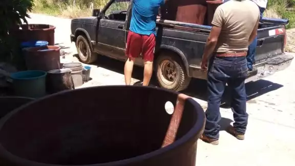Penurias son las que debe pasar María Nazarena para llenar sus recipientes con los que lleva el líquido hasta su hogar Penurias son las que debe pasar María Nazarena para llenar sus recipientes con los que lleva el líquido hasta su hogar