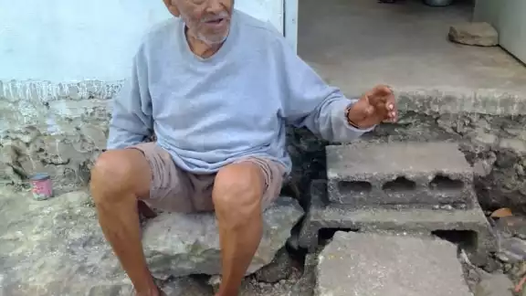 Felipe Pech Madera es viudo y vive en casa de su hijo en Izamal