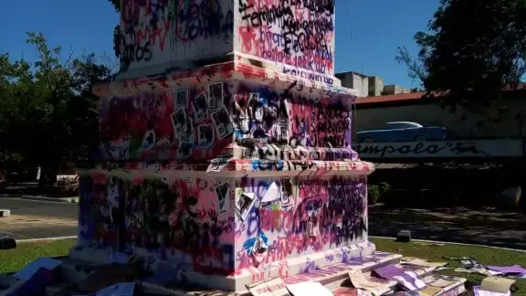 La Glorieta ubicada frente al remate de Paseo de Montejo seguía luciendo los mensajes de las manifestantes