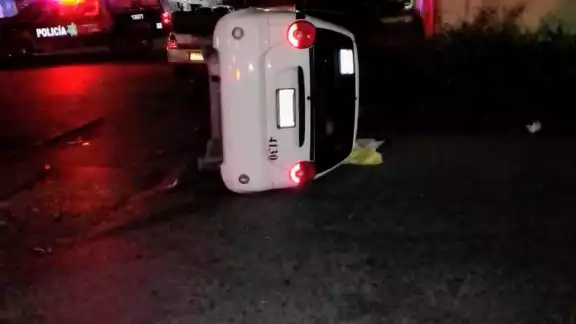 Así terminó el taxi luego del choque Así terminó el taxi luego del choque